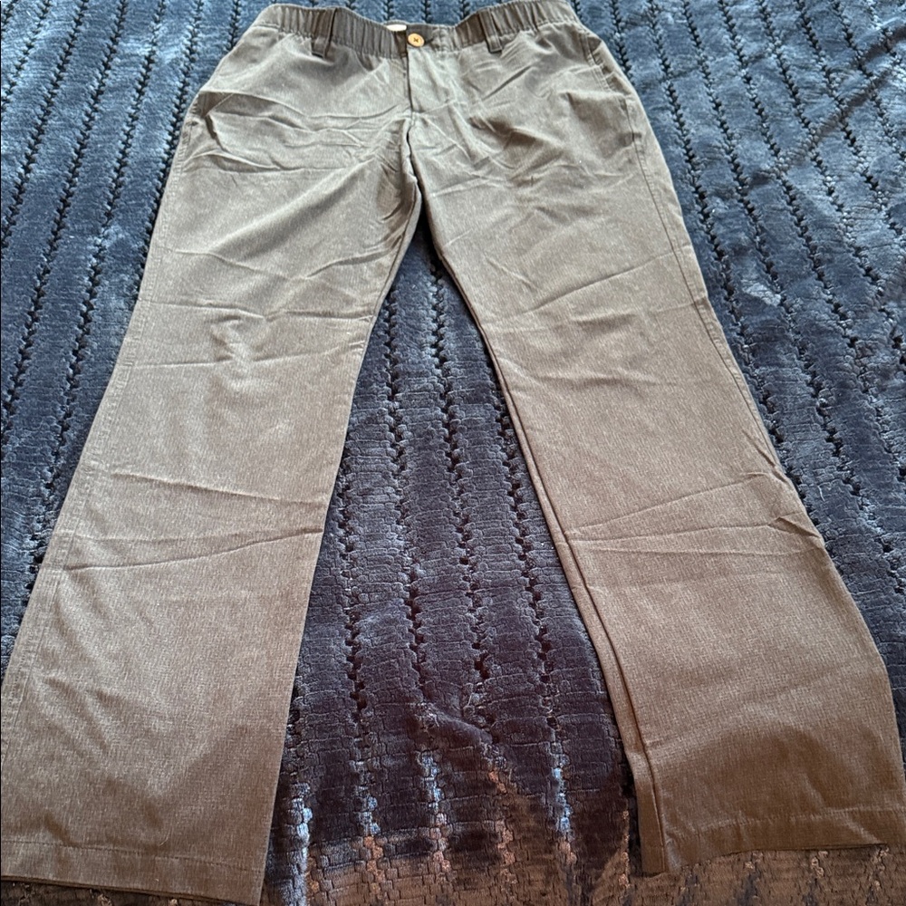 Men’s Under Armour pants 🌲